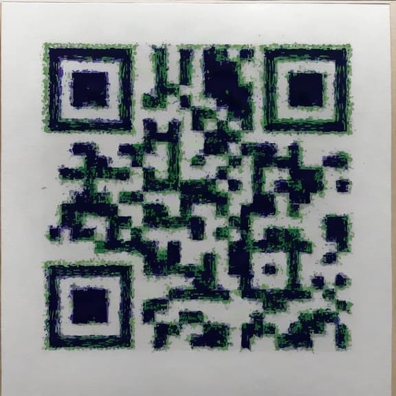 Código QR risográfico en verde y azul marino sobre papel blanco