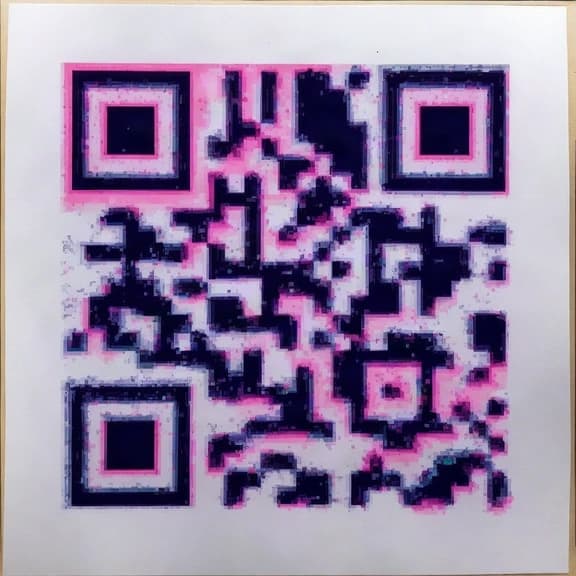 Código QR risográfico en tintas superpuestas sobre papel blanco